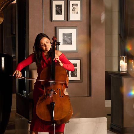 페어몬트 리야드 호텔 외부 사진 Cellist and singer