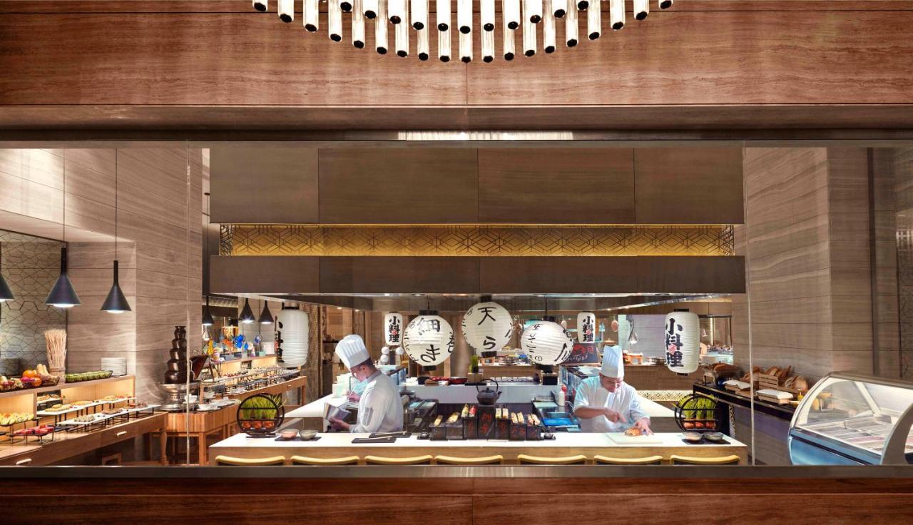 페어몬트 리야드 호텔 외부 사진 The kitchen at the restaurant