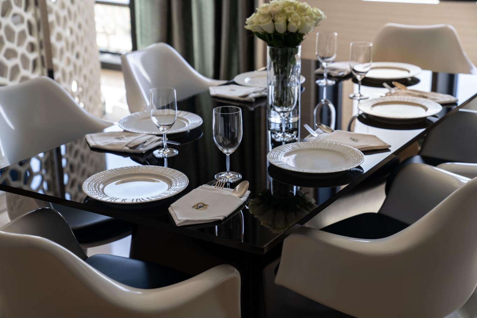페어몬트 리야드 호텔 외부 사진 A table set for a formal dinner