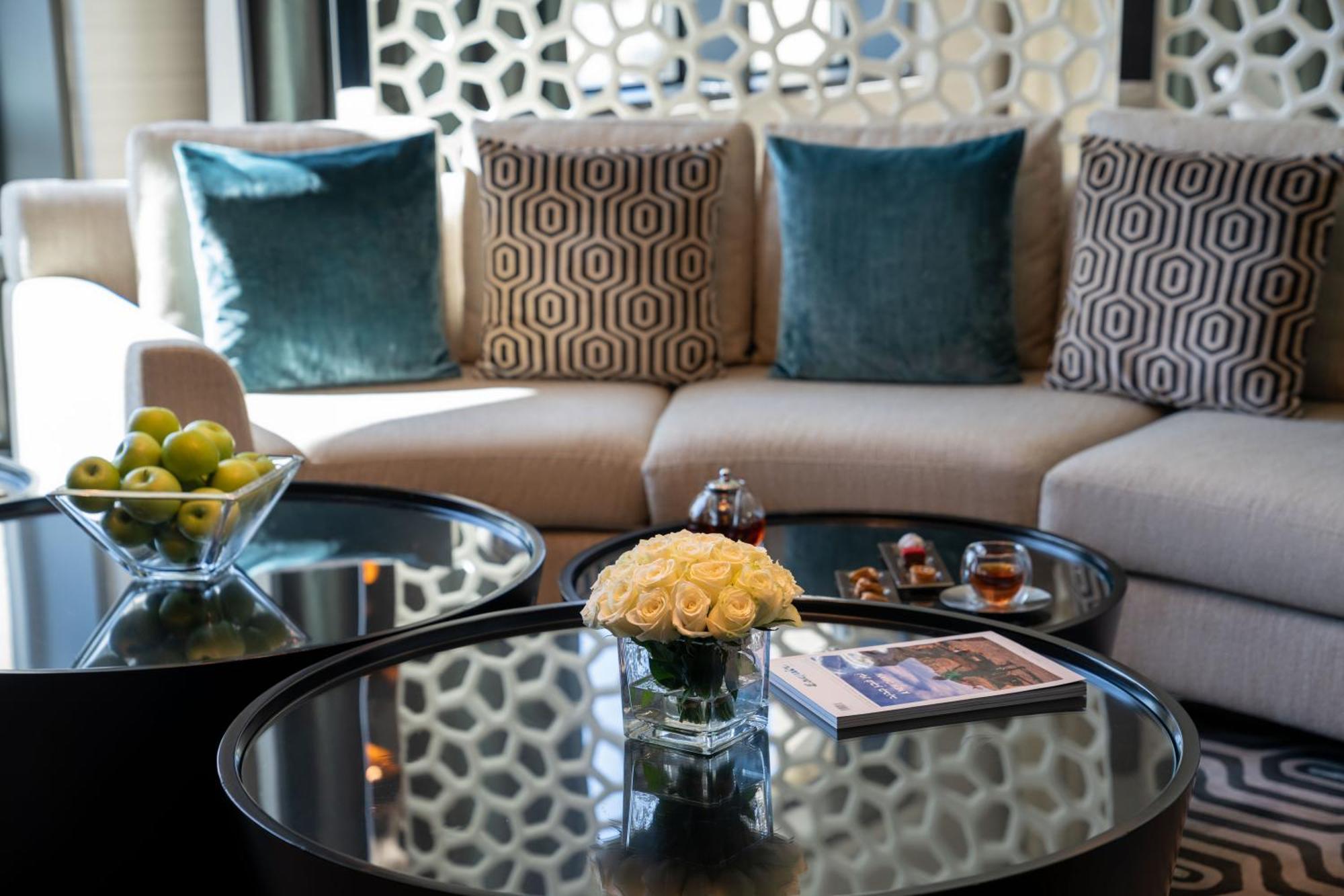 페어몬트 리야드 호텔 외부 사진 A living room at the Ritz-Carlton, DIFC
