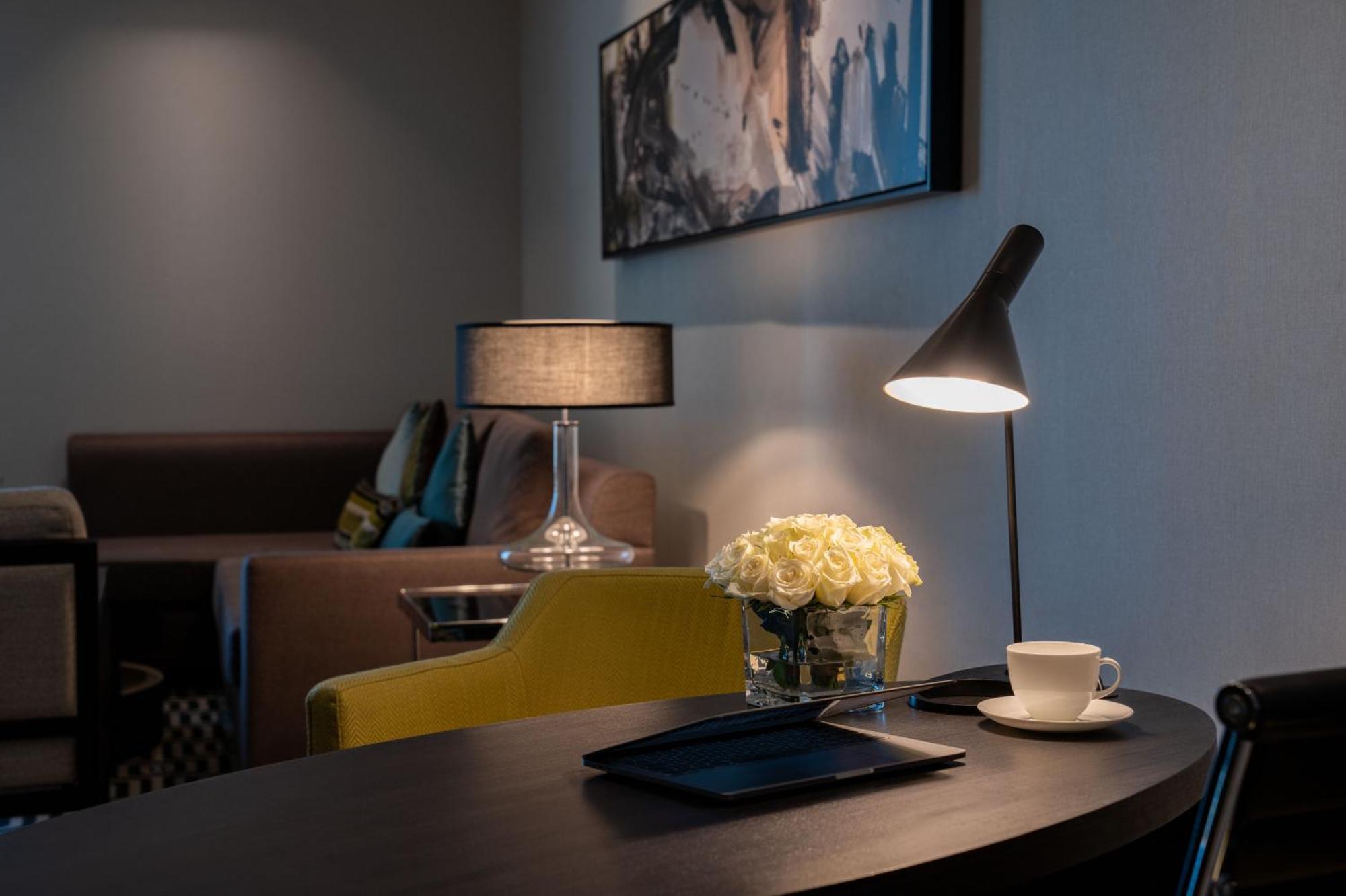 페어몬트 리야드 호텔 외부 사진 A table lamp