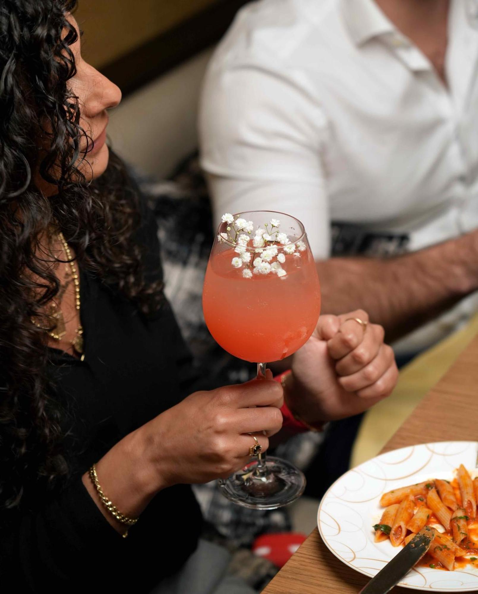페어몬트 리야드 호텔 외부 사진 A glass of Kir royale