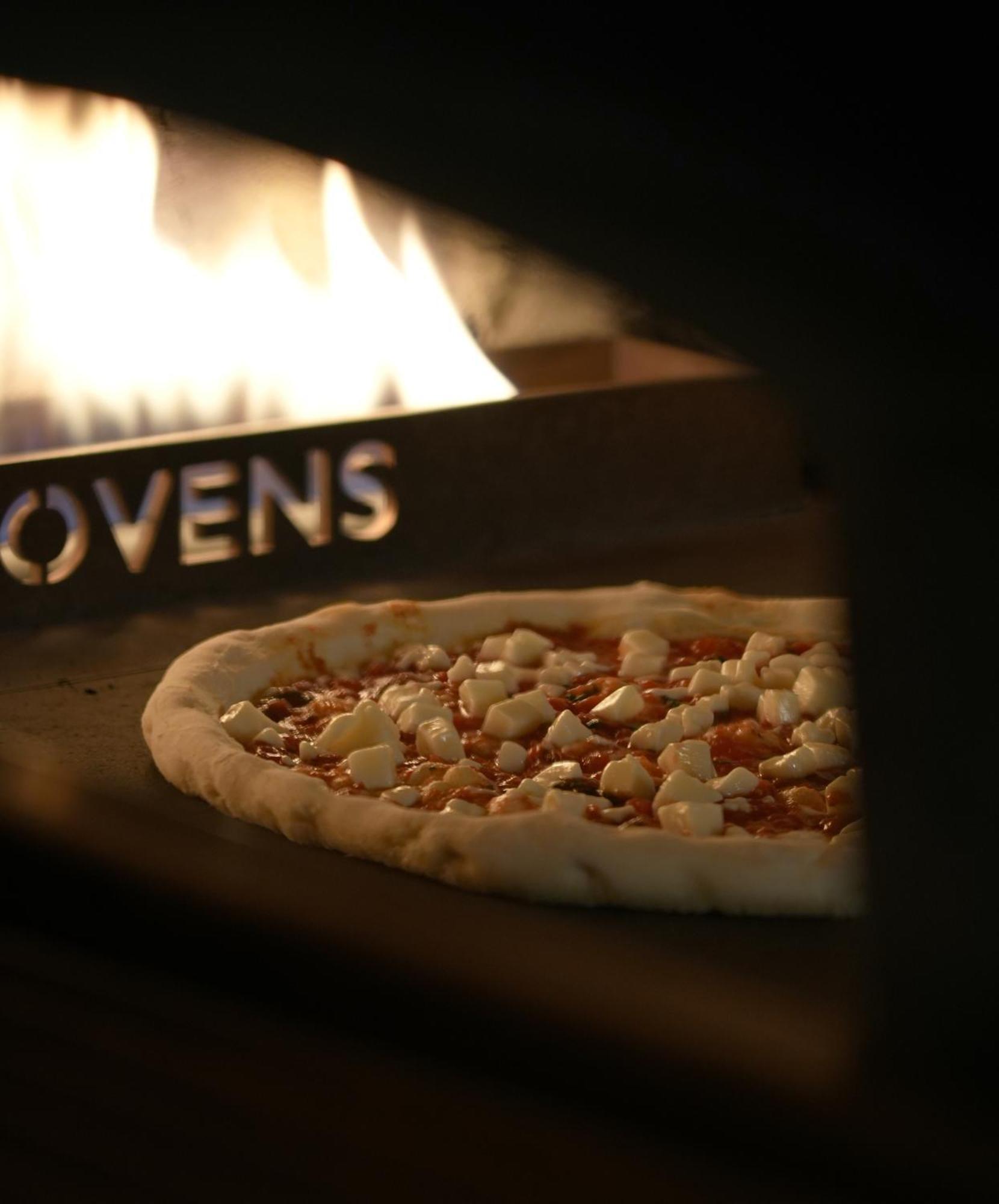 페어몬트 리야드 호텔 외부 사진 A pizza in a wood-fired oven