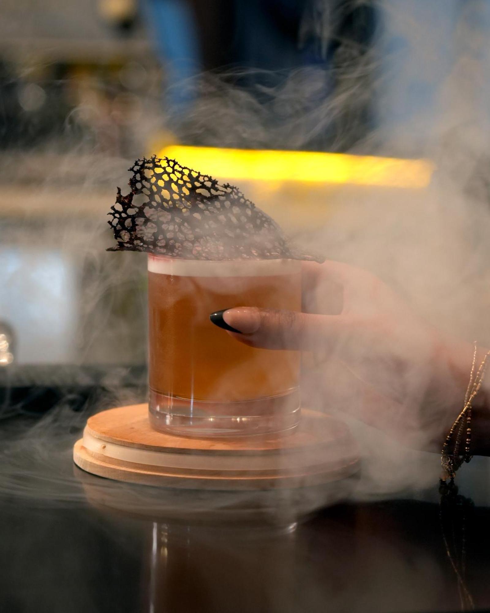 페어몬트 리야드 호텔 외부 사진 A smoked Old Fashioned
