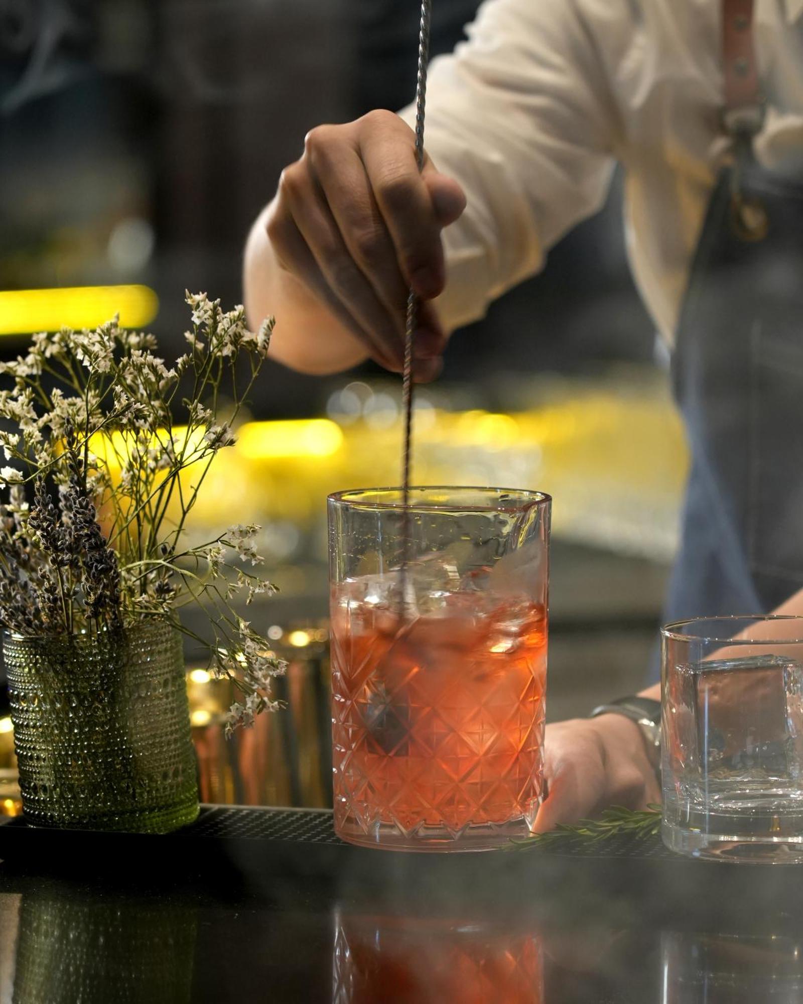페어몬트 리야드 호텔 외부 사진 A bartender stirring a cocktail