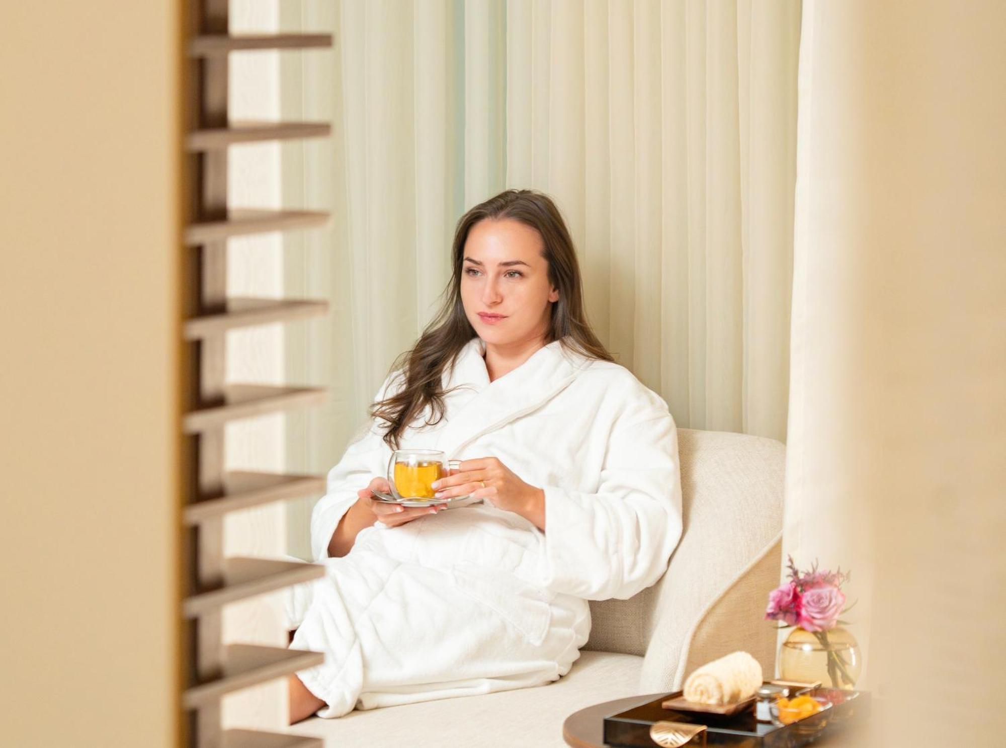 페어몬트 리야드 호텔 외부 사진 A woman wearing a bathrobe