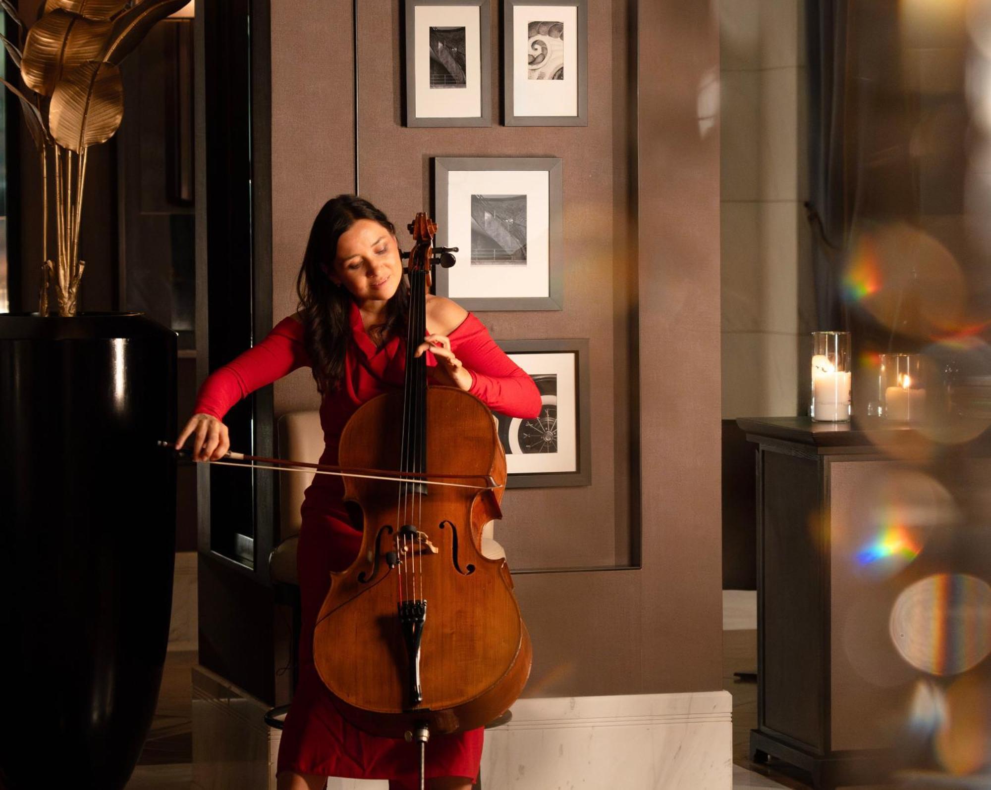 페어몬트 리야드 호텔 외부 사진 Cellist and singer