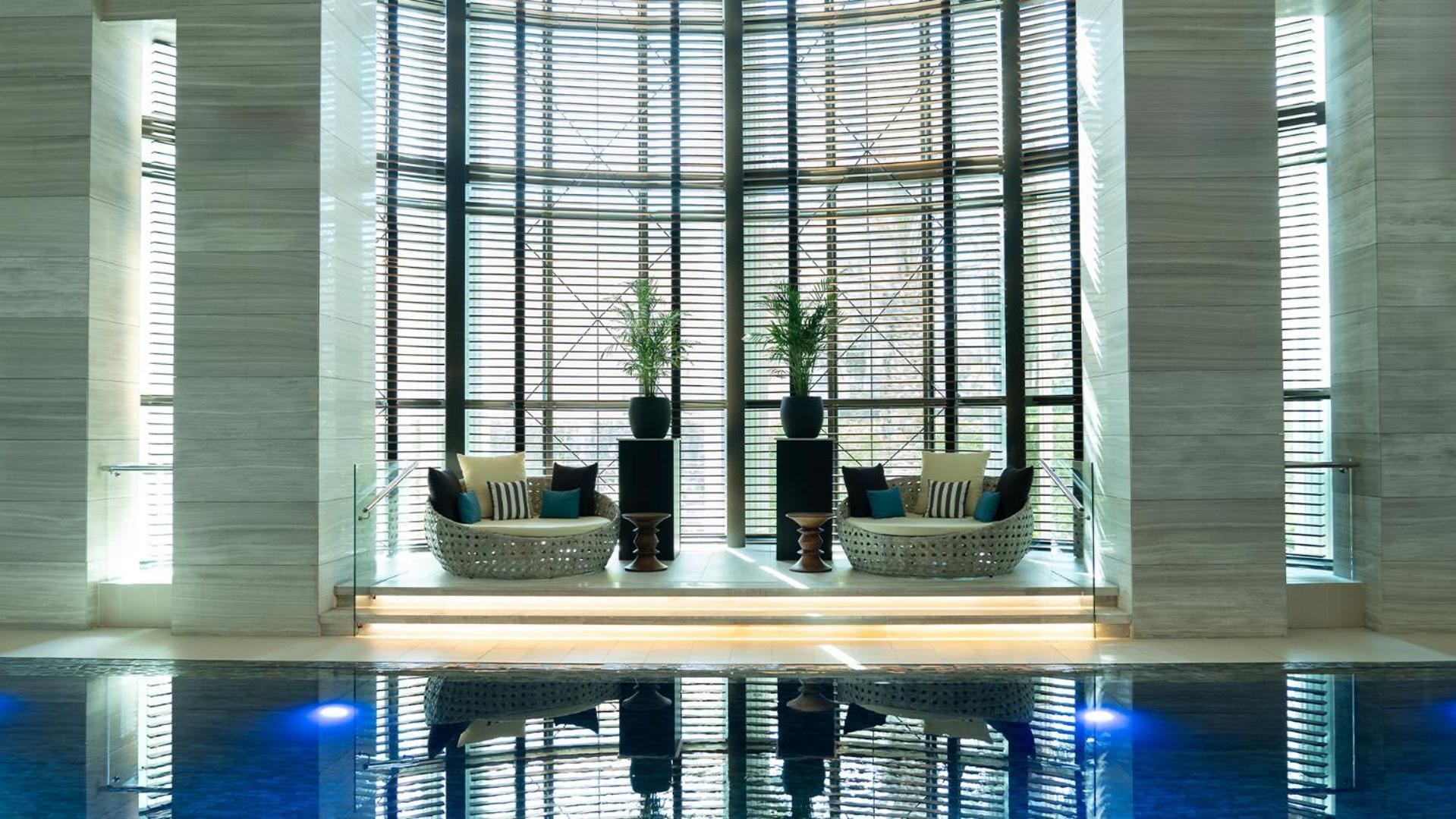 페어몬트 리야드 호텔 외부 사진 The pool at the hotel