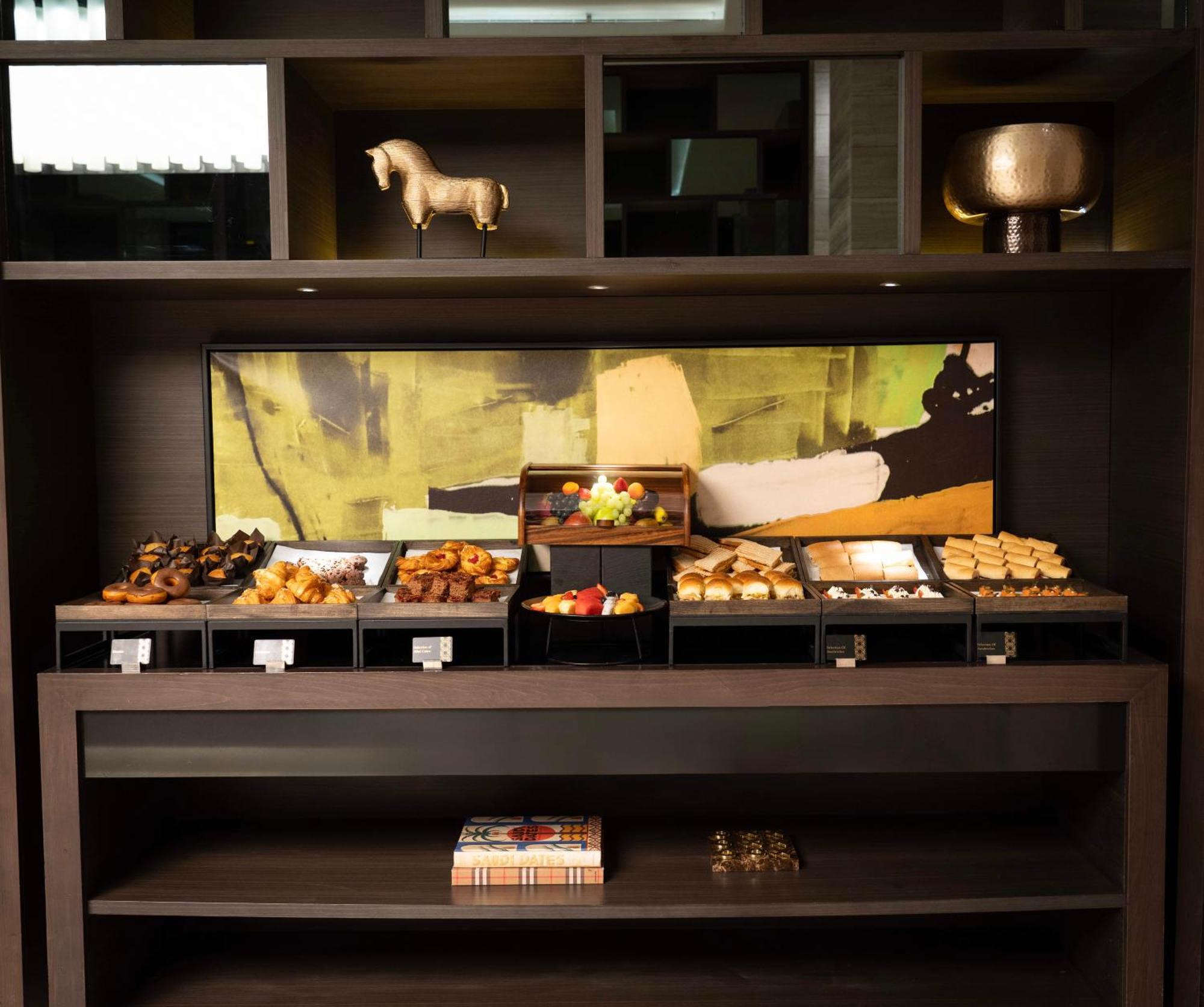 페어몬트 리야드 호텔 외부 사진 A display of chocolates at the hotel