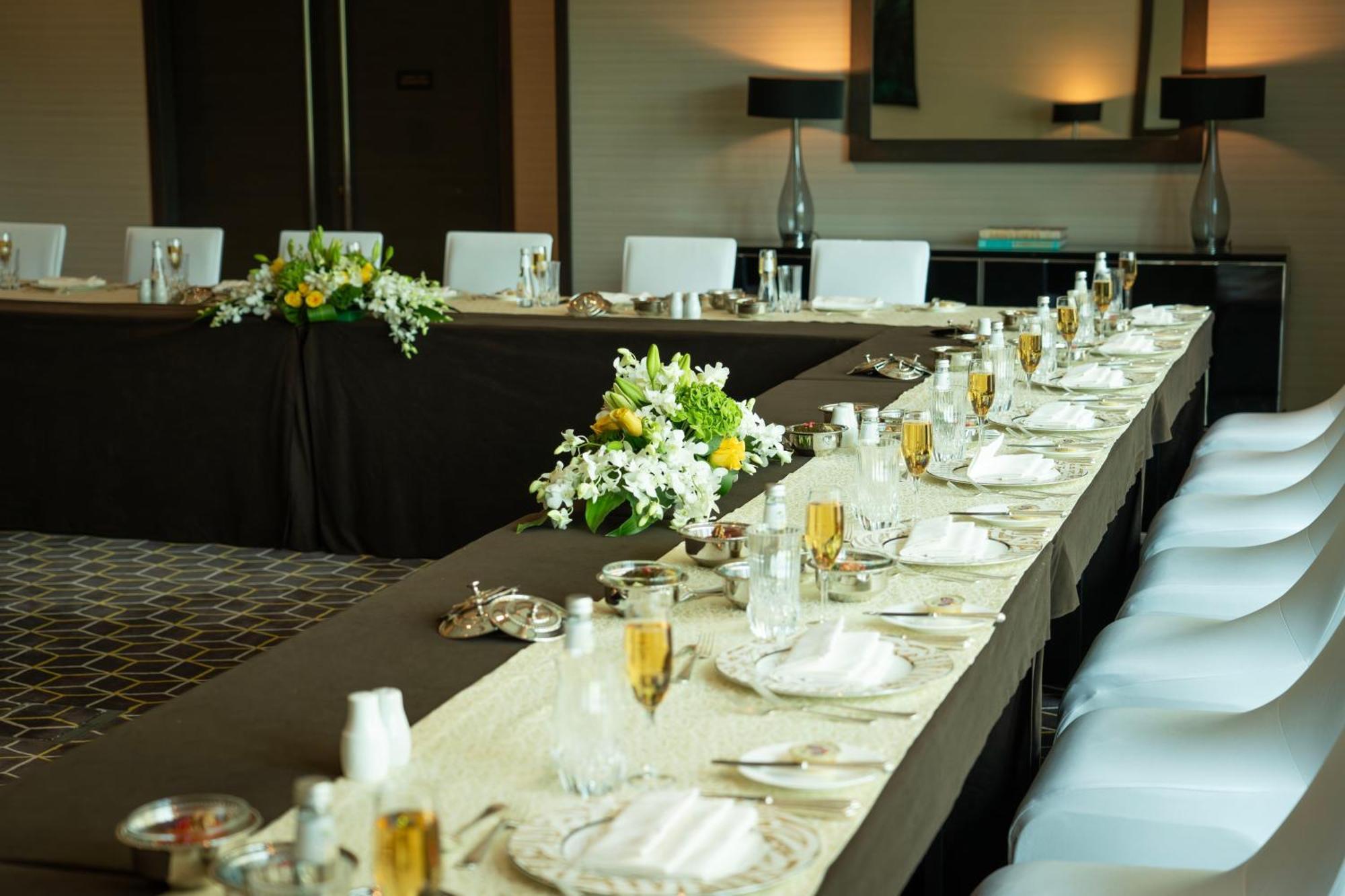페어몬트 리야드 호텔 외부 사진 A table set for a formal dinner
