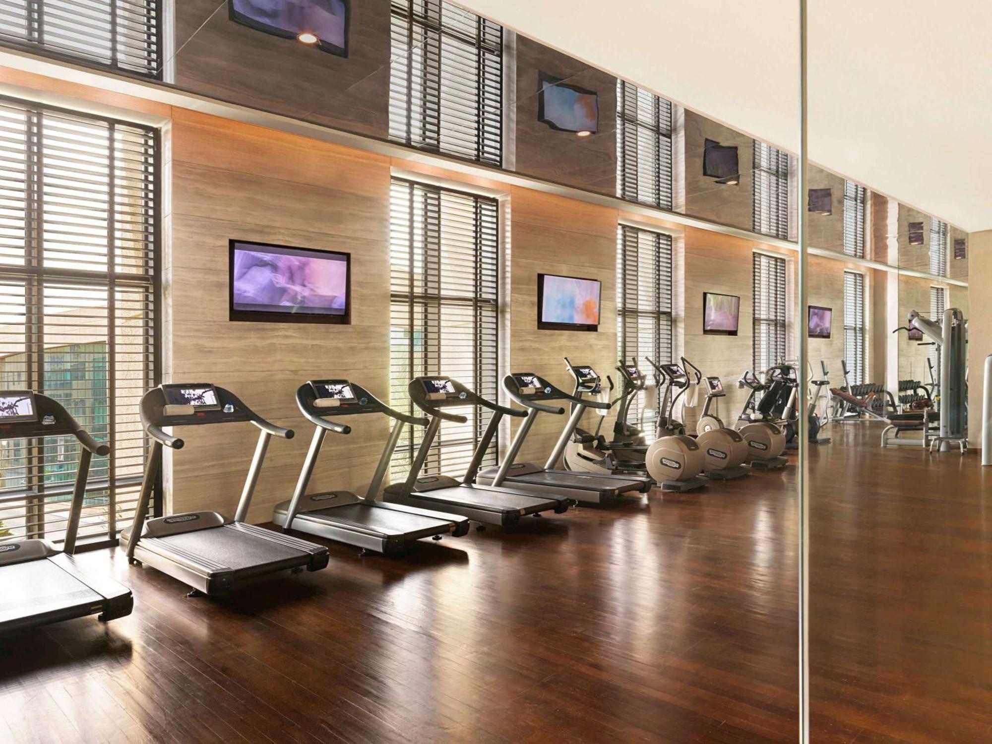 페어몬트 리야드 호텔 외부 사진 The gym at the hotel